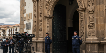 Edificio de piedra tallada de la Vicepresidencia del Estado con guardias de seguridad apostados en la entrada.