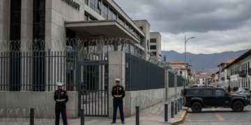 Fachada exterior del edificio de la Embajada de Estados Unidos en la ciudad de La Paz bajo un cielo nublado.