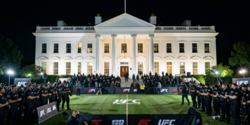 Agentes del FBI con uniformes tácticos y vehículos oficiales en un despliegue de seguridad nocturno en Washington.