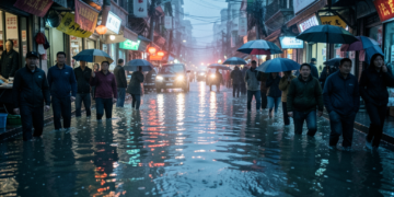 Inundaciones en una ciudad china con rescatistas ayudando a residentes a evacuar.