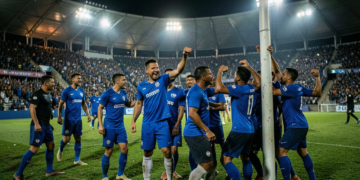 Jugadores de Aurora celebran un gol en el estadio Félix Capriles de Cochabamba durante un partido de la División Profesional.