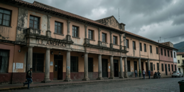 Fachada del Hotel Las Américas en Santa Cruz, símbolo del caso judicial que busca justicia tras 15 años.