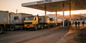 Camiones de carga esperando en una fila interminable en una estación de servicio en Bolivia.